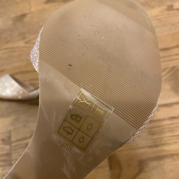 Le Chateau Crystal Detailed Heels size 7 - Picture 5 of 5